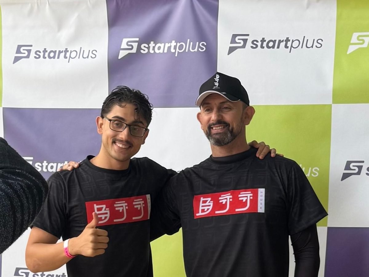 Gustavo e Everton Rodrigues juntos, com camisetas da BJJ House, em um evento